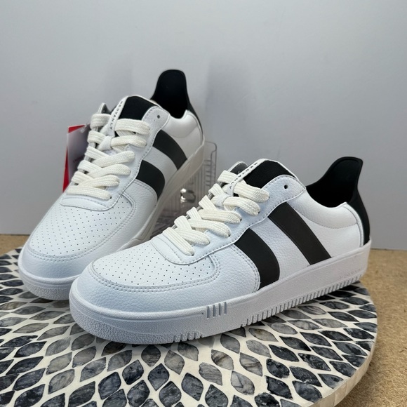 NWT Redvanly Contender Men’s Golf spikeless White Sneakers Black Detail 11.5 - Picture 1 of 14